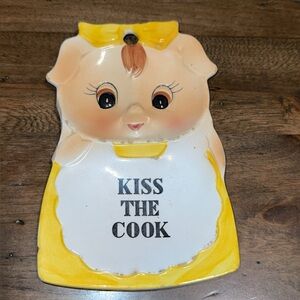 VINTAGE PIGGY PIG YELLOW SPOON REST OR HANGING WALL PLAQUE KISS THE COOK